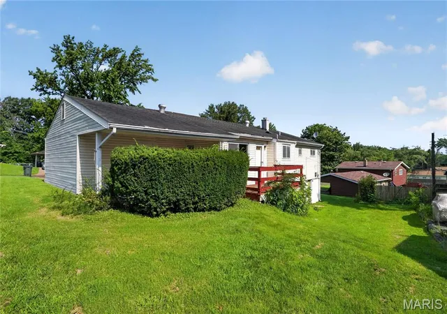 Photo 3 of Sale Pending at 5500 Donbar Dr, Saint Louis, MO 63121 | MLS# MIS26046637 | Listing updated on 2026-09-01