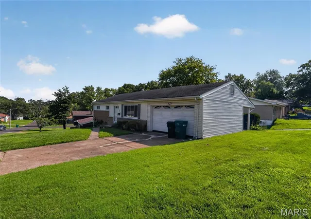 Photo 3 of Sale Pending at 5500 Donbar Dr, Saint Louis, MO 63121 | MLS# MIS26046637 | Listing updated on 2026-09-01
