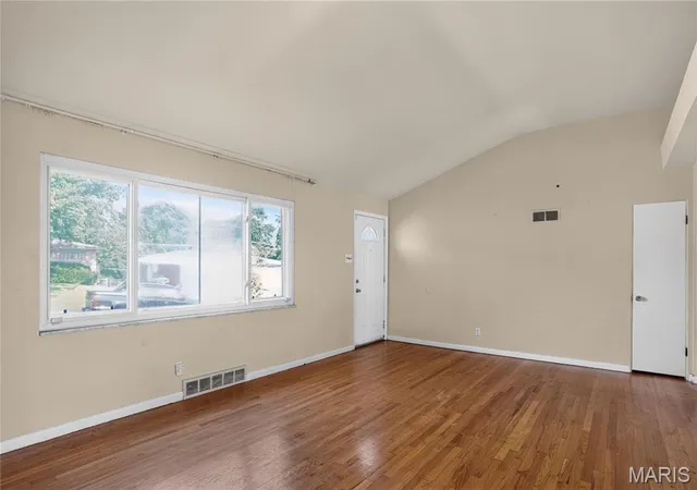 Photo 4 of Sale Pending at 5500 Donbar Dr, Saint Louis, MO 63121 | MLS# MIS26046637 | Listing updated on 2026-09-01