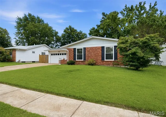 Photo 3 of Single family home for sale at 1550 Bristol Dr, Florissant, MO 63031 | MLS# MIS26046640 | Listing updated on 2026-10-22