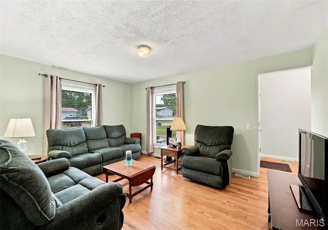 Photo 4 of Single family home for sale at 1550 Bristol Dr, Florissant, MO 63031 | MLS# MIS26046640 | Listing updated on 2026-10-22