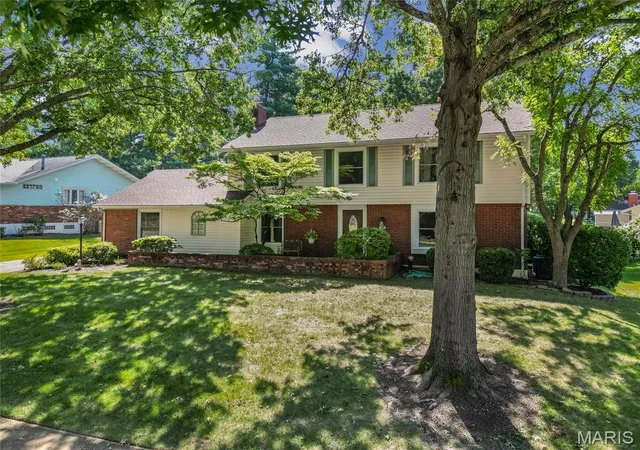 Photo 2 of Single family home for sale at 480 Maymont Dr, Ballwin, MO 63011 | MLS# MIS26046665 | Listing updated on 2026-09-14