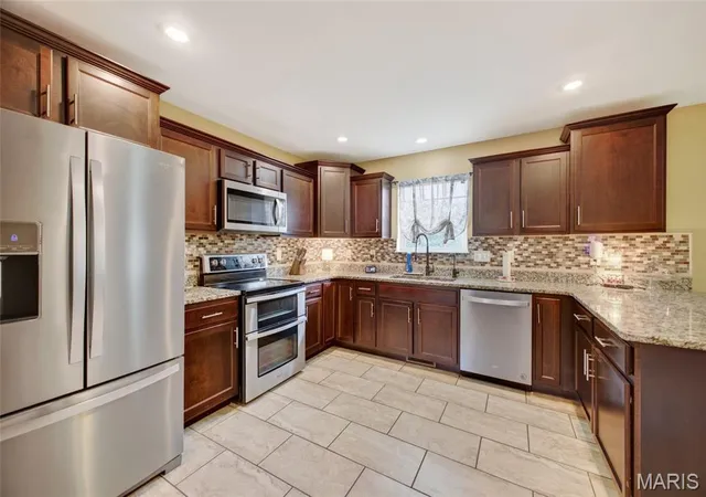 2nd image of 131 Creek View Dr, Saint Robert, MO 65584 | MLS# MIS26046711