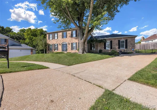 Photo 3 of Single family home for sale at 15525 Windsor Ridge Ct, Chesterfield, MO 63017 | MLS# MIS26046746 | Listing updated on 2026-08-31