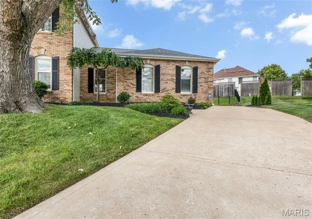 Photo 4 of Single family home for sale at 15525 Windsor Ridge Ct, Chesterfield, MO 63017 | MLS# MIS26046746 | Listing updated on 2026-08-31