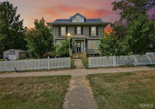 1st image of 615 W Tremont St, Hillsboro, IL 62049 | MLS# MIS26046755