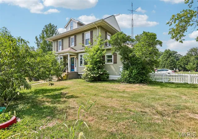Photo 3 of Single family home for sale at 615 W Tremont St, Hillsboro, IL 62049 | MLS# MIS26046755 | Listing updated on 2026-09-08