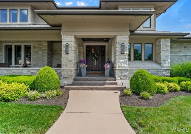 Photo 2 of Sale Pending at 10 Sackston Woods Ln, Saint Louis, MO 63141 | MLS# MIS26046757 | Listing updated on 2026-07-31