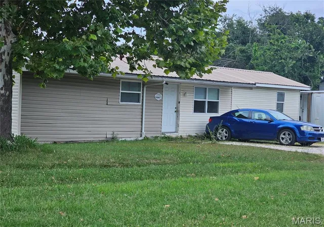 3rd image of 568 & 572 Hwy Y, St Robert, MO 65584