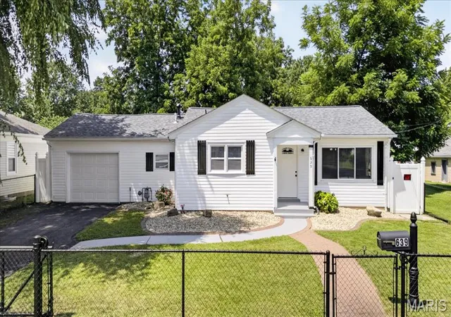 Photo 2 of Sale Pending at 639 Royal Heights Rd, Belleville, IL 62226 | MLS# MIS26046772 | Listing updated on 2026-09-25