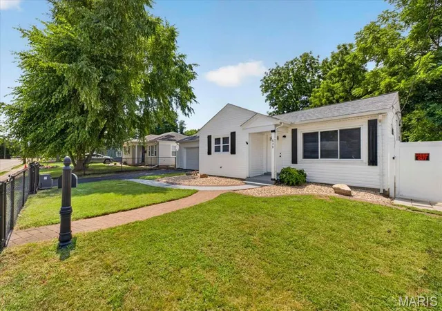 Photo 3 of Sale Pending at 639 Royal Heights Rd, Belleville, IL 62226 | MLS# MIS26046772 | Listing updated on 2026-09-25