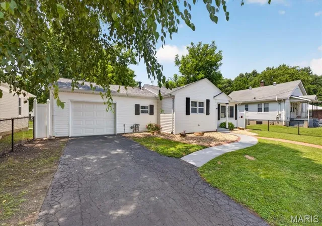 Photo 3 of Sale Pending at 639 Royal Heights Rd, Belleville, IL 62226 | MLS# MIS26046772 | Listing updated on 2026-09-25