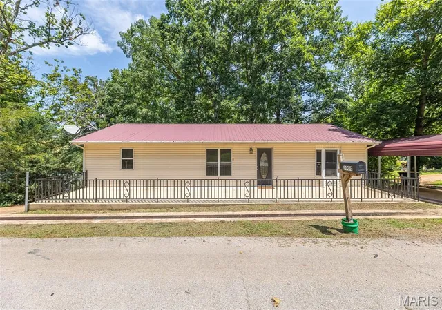 Photo 2 of Sale Pending at 1004 Burford Ct, Doniphan, MO 63935 | MLS# MIS26046781 | Listing updated on 2026-10-26