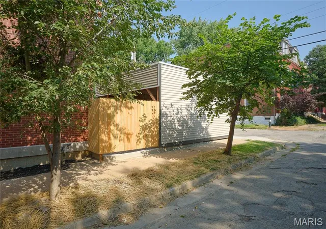 Photo 2 of Single family home for sale at 2725 Salena St, St Louis, MO 63118 | MLS# MIS26046787 | Listing updated on 2026-09-14