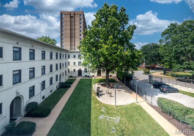 Listing Photo 4 - Condo for sale in building located at 607 Westgate Ave, St. Louis, MO 63130 - Unit #E