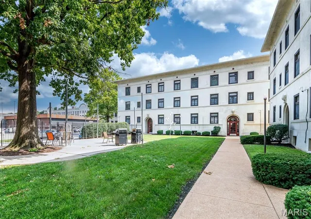 Listing Photo 5 - Condo for sale in building located at 607 Westgate Ave, St. Louis, MO 63130 - Unit #E