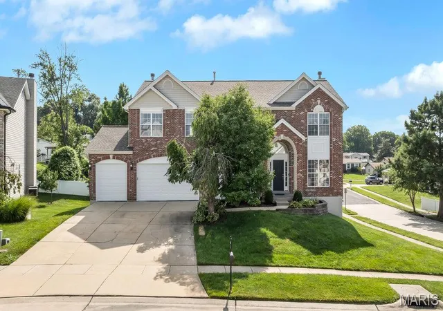 Photo 2 of Sale Pending at 826 Summit Glen Ct, Fenton, MO 63026 | MLS# MIS26046807 | Listing updated on 2026-09-02