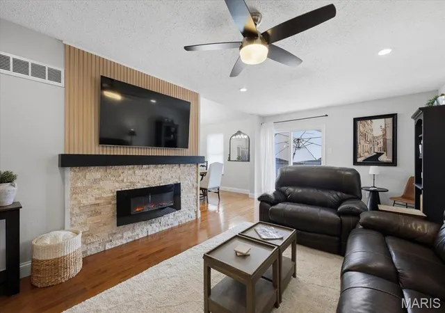Photo 3 of Sale Pending at 2174 Bantry Ct, Chesterfield, MO 63017 | MLS# MIS26046815 | Listing updated on 2026-08-22