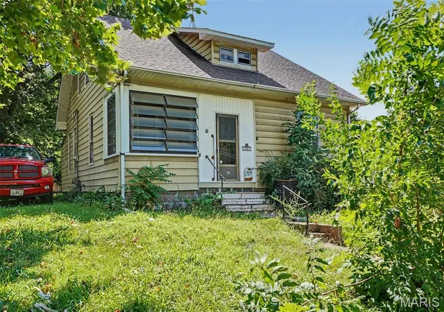 Photo 3 of Sale Pending at 1411 Seminary St, Alton, IL 62002 | MLS# MIS26046831 | Listing updated on 2026-08-28