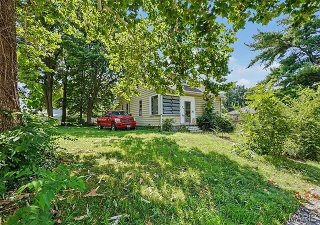 Photo 4 of Sale Pending at 1411 Seminary St, Alton, IL 62002 | MLS# MIS26046831 | Listing updated on 2026-08-28