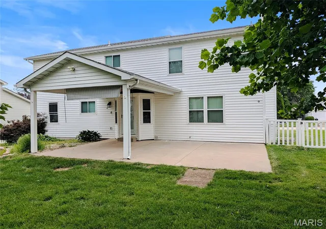 Photo 3 of Sale Pending at 905 Lands End Cir, Saint Charles, MO 63304 | MLS# MIS26046832 | Listing updated on 2026-09-03