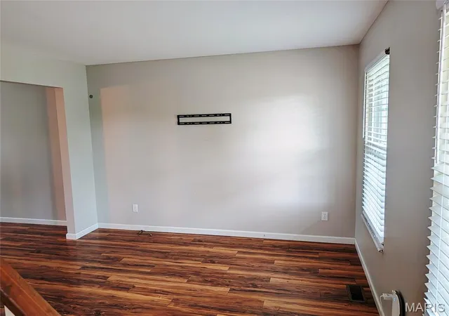 Photo 3 of Sale Pending at 905 Lands End Cir, Saint Charles, MO 63304 | MLS# MIS26046832 | Listing updated on 2026-09-03