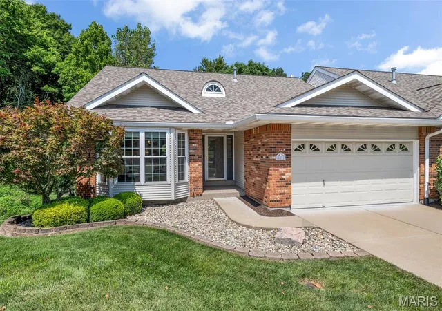 Photo 1 of Sale Pending at 811 Brae Ct, Chesterfield, MO 63017 | MLS# MIS26046835 | Listing updated on 2026-09-01