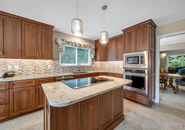 Photo 3 of Sale Pending at 811 Brae Ct, Chesterfield, MO 63017 | MLS# MIS26046835 | Listing updated on 2026-09-01
