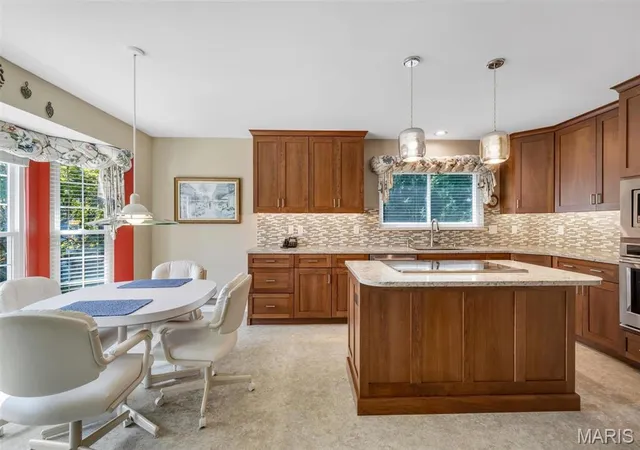 Photo 3 of Sale Pending at 811 Brae Ct, Chesterfield, MO 63017 | MLS# MIS26046835 | Listing updated on 2026-09-01