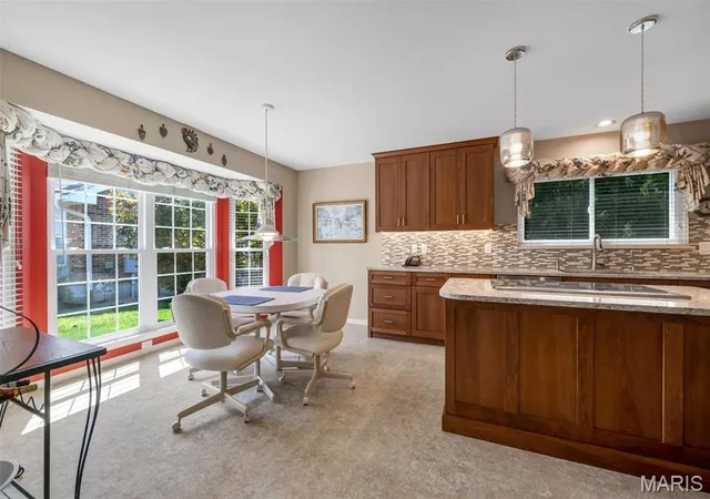 Photo 4 of Sale Pending at 811 Brae Ct, Chesterfield, MO 63017 | MLS# MIS26046835 | Listing updated on 2026-09-01