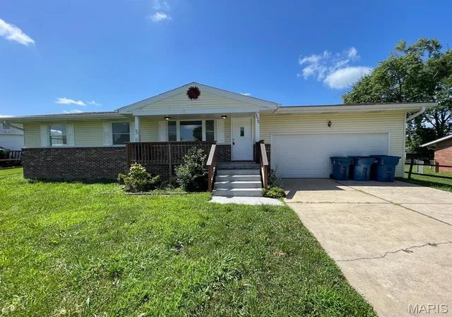 2nd image of 1036 Washington Dr, South Roxana, IL 62087 | MLS# MIS26046849