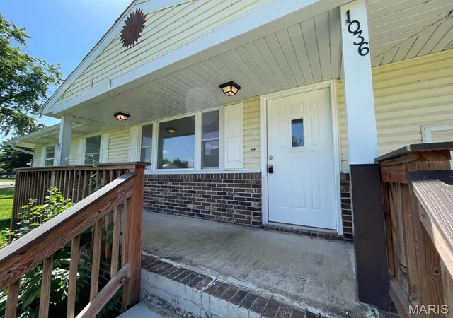3rd image of 1036 Washington Dr, South Roxana, IL 62087 | MLS# MIS26046849