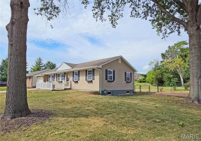 Photo 3 of Sale Pending at 11201 Flori Dr, Saint Louis, MO 63123 | MLS# MIS26046866 | Listing updated on 2026-10-05
