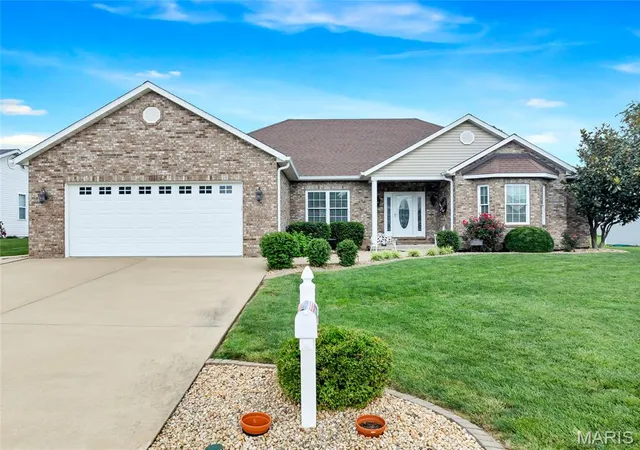 Photo 1 of Single family home for sale at 401 Briarcliff Dr, Waterloo, IL 62298 | MLS# MIS26046872 | Listing updated on 2026-09-28