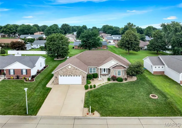 Photo 2 of Single family home for sale at 401 Briarcliff Dr, Waterloo, IL 62298 | MLS# MIS26046872 | Listing updated on 2026-09-28