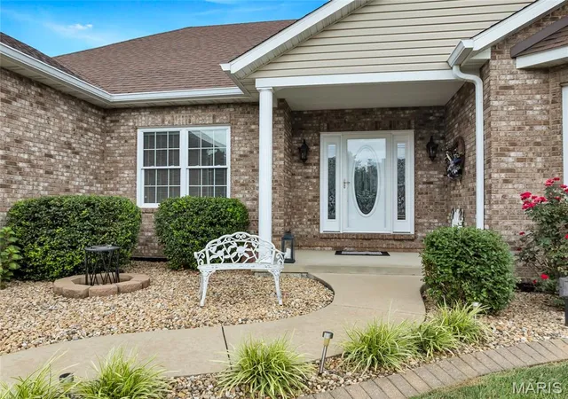 Photo 3 of Single family home for sale at 401 Briarcliff Dr, Waterloo, IL 62298 | MLS# MIS26046872 | Listing updated on 2026-09-28