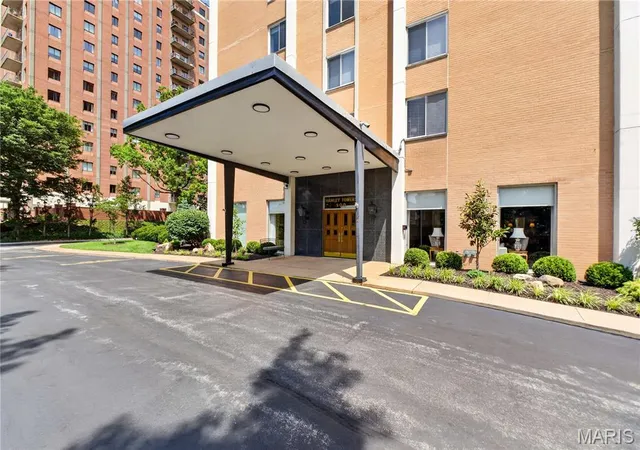 Photo 2 of Condo for sale at 900 S Hanley Rd #4C, Clayton, MO 63105 | MLS# MIS26046910 | Listing updated on 2026-08-25