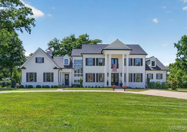 Photo 2 of Sale Pending at 3033 Fallbrook Dr, Saint Louis, MO 63131 | MLS# MIS26046916 | Listing updated on 2026-08-10