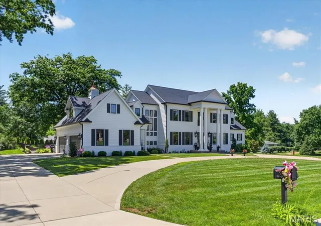 Photo 3 of Sale Pending at 3033 Fallbrook Dr, Saint Louis, MO 63131 | MLS# MIS26046916 | Listing updated on 2026-08-10