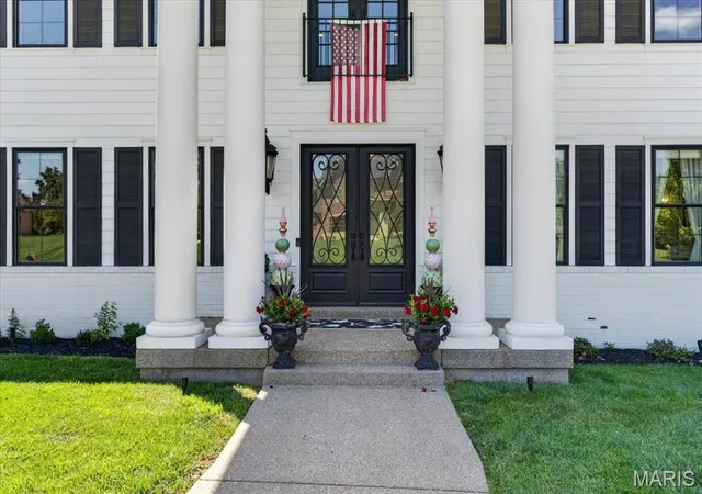 Photo 3 of Sale Pending at 3033 Fallbrook Dr, Saint Louis, MO 63131 | MLS# MIS26046916 | Listing updated on 2026-08-10