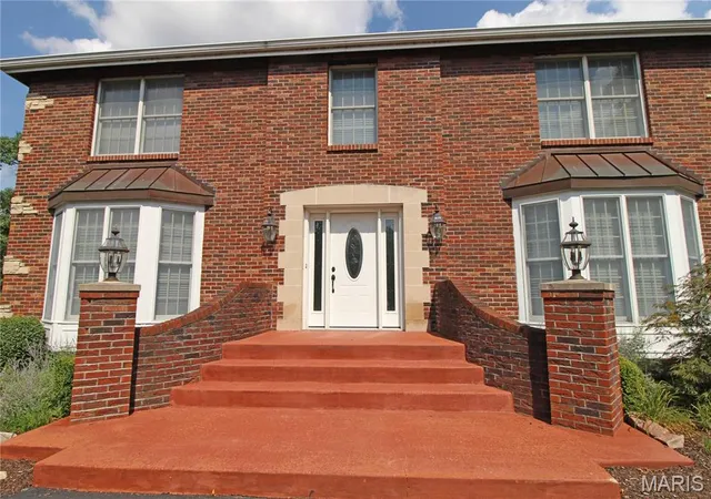 Photo 2 of Single family home for sale at 100 Worthington Oaks Dr, Saint Louis, MO 63141 | MLS# MIS26046925 | Listing updated on 2026-08-30