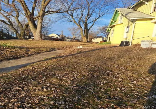3rd image of 215 Division St, Hannibal, MO 63401 | MLS# MIS26046928