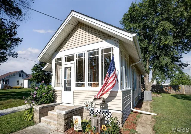 3rd image of 906 N Main St, White Hall, IL 62092 | MLS# MIS26047008
