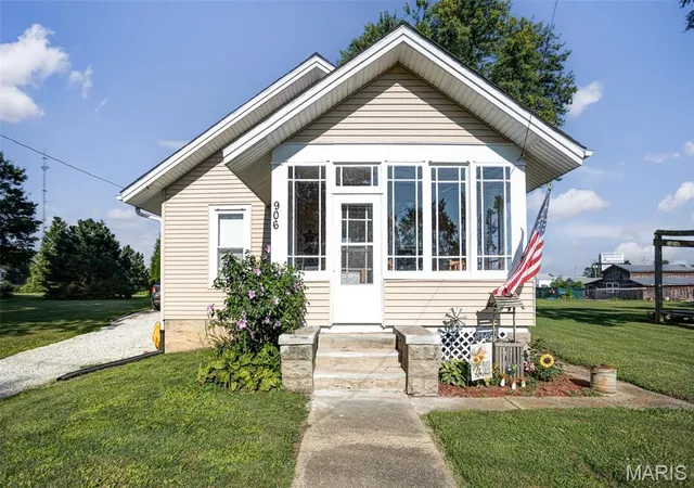 4th image of 906 N Main St, White Hall, IL 62092 | MLS# MIS26047008