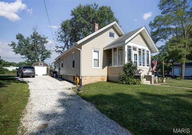 5th image of 906 N Main St, White Hall, IL 62092 | MLS# MIS26047008