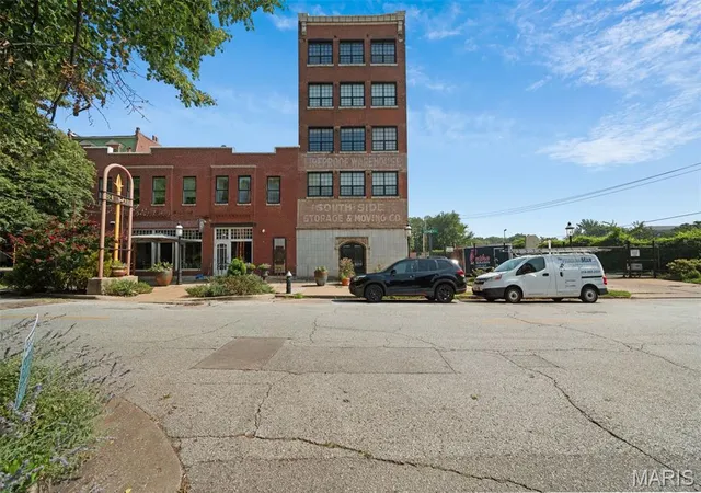 Condo for sale at 1831 Sidney St #H, Saint Louis, MO 63104 | MLS# MIS26047012
