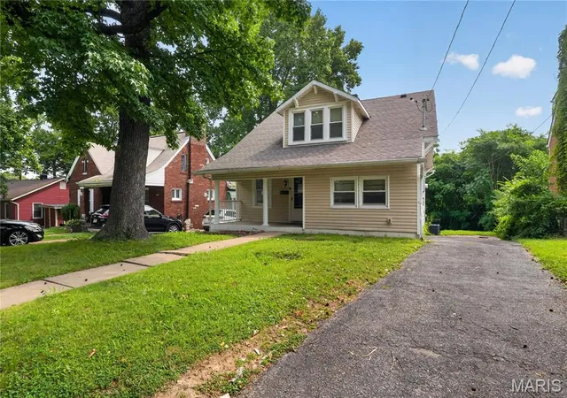Photo 2 of Single family home for sale at 16 Miller Pl, Saint Louis, MO 63135 | MLS# MIS26047019 | Listing updated on 2026-09-30