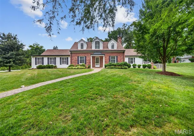 Photo 1 of Sale Pending at 27 Ellsworth Ln, Saint Louis, MO 63124 | MLS# MIS26047071 | Listing updated on 2026-08-29
