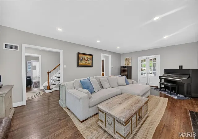 Photo 3 of Sale Pending at 27 Ellsworth Ln, Saint Louis, MO 63124 | MLS# MIS26047071 | Listing updated on 2026-08-29