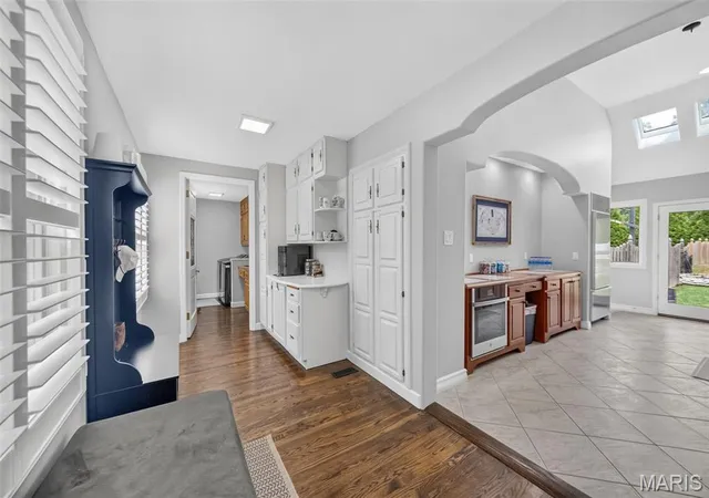 Photo 4 of Sale Pending at 27 Ellsworth Ln, Saint Louis, MO 63124 | MLS# MIS26047071 | Listing updated on 2026-08-29